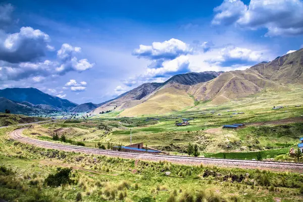 Puno ve Cosco, Peru arasındaki yolda çok güzel manzaralar var. Güney Amerika. 
