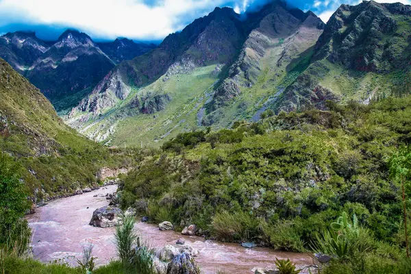 Urubamba nehri akıntısı ve arkada Machu Picchu Pueblo, kutsal vadi, Cusco bölgesi, Peru.