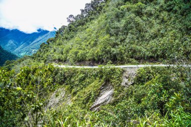 Ölüm Yolu 'ndaki panoramik manzara, Bolivya' nın en tehlikeli yollarından biri. Güney Amerika.