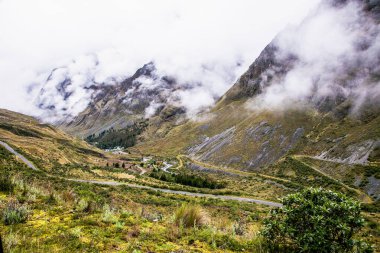 Ölüm Yolu 'ndaki panoramik manzara, Bolivya' nın en tehlikeli yollarından biri. Güney Amerika.