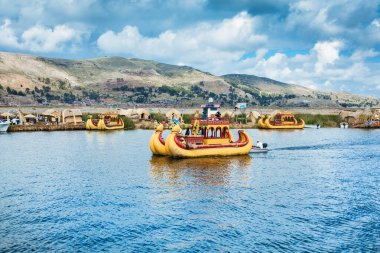 Uros, Peru - 5 Ocak 2019. Güney Amerika, Peru, Puno 'daki Titicaca gölünde yüzen Uros adaları.