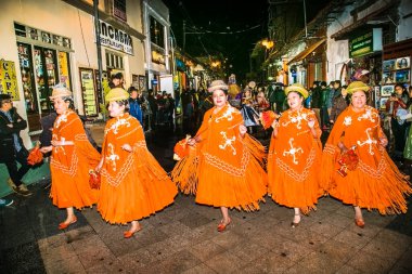 Puno, Peru - 5 Ocak 2019: Puno sokaklarında Otantik Renkli Karnaval, yükseklerdeki Titicaca Gölü yakınlarında Peru. Güney Amerika.