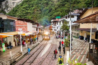 Machu Picchu Pueblo, Peru - 7 Ocak 2019: Tren, Peru 'nun Cusco bölgesindeki Machu Picchu arkeolojik sahasına en yakın erişim noktası olan Aguas Calientes kasabasına ulaşmaktadır. Güney Amerika. 