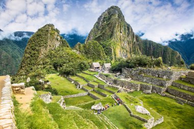 Machu Picchu Pueblo, Peru - 8 Ocak 2019: Peru 'daki Machu Picchu antik kentinde panoramik manzara. Güney Amerika.