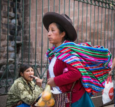 Cusco, Peru - 9 Ocak 2019: Cusco City, Peru 'nun ana caddesinde elinde çantası olan Quechua' lı kadın.