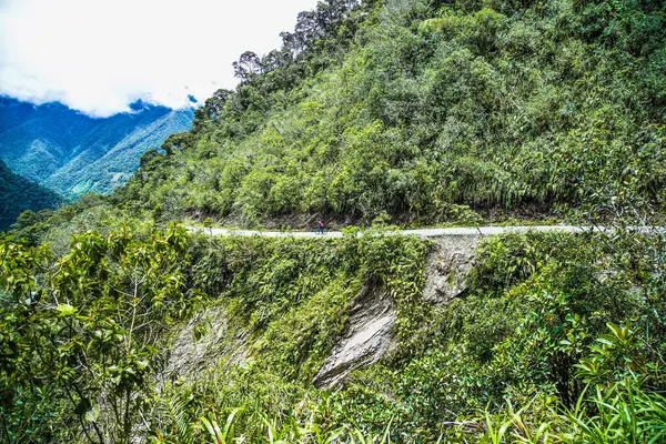 Ölüm Yolu 'ndaki panoramik manzara, Bolivya' nın en tehlikeli yollarından biri. Güney Amerika.