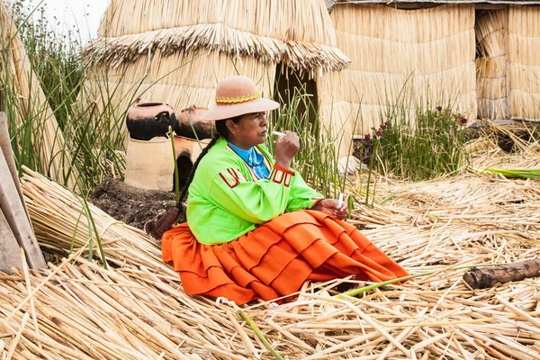 Uros Peru Janeiro 2019 Habitante Ilhas Flutuantes Uros Lago Titicaca — Fotografia de Stock