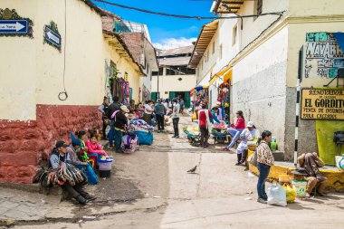 Cusco, Peru - 9 Ocak 2019: Peru 'nun tarihi kenti Cusco' daki sokak pazarındaki insanlar.