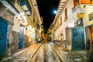 Cusco, Peru - 6 Ocak 2019: Plaza de Armas Meydanı 'ndaki Tarihi Koloni Binaları Gece Birçok Ziyaretçiyle, Cusco, Peru, Güney Amerika, 