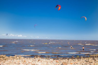 Bueno Aires, Arjantin-26 Aralık 2018: Rio de la Plata, Arjantin 'de insanlar uçurtma sörfü veya 