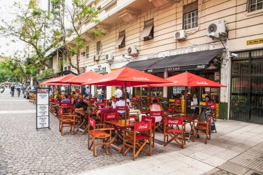 Buenos Aires Arjantin - 27 Aralık 2018: Buenos Aires, Arjantin 'deki ünlü Martinez Kafesi' ndeki insanlar