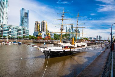 Buenos Aires Arjantin - 27 Aralık 2018: Arjantin 'in Buenos Aires şehrinde güneşli bir günde Puerto Madero bölgesinde tekneler.