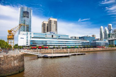 Buenos Aires Arjantin - 27 Aralık 2018: Arjantin 'in Buenos Aires şehrinin güneşli bir gününde Puerto Madero bölgesinde tekne iskelesi.