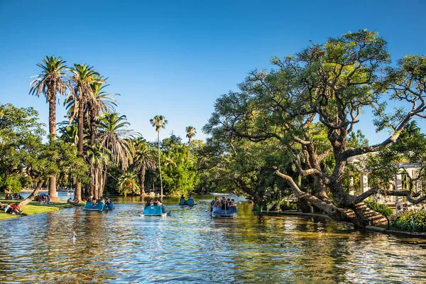 Buenos Aires Arjantin - 26 Aralık. 2018: İnsanlar Palermo Park Gölü, Buenos Aires, Arjantin 'de tekneyle yüzmekten keyif alıyorlar.