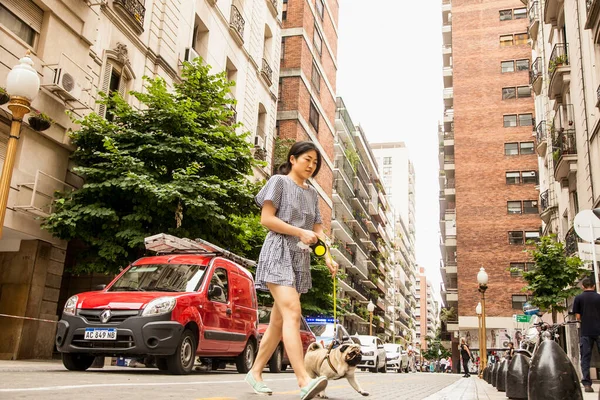 Buenos Aires Argentina Prosince 2018 Dívka Chodí Psem Ulici Bueno — Stock fotografie