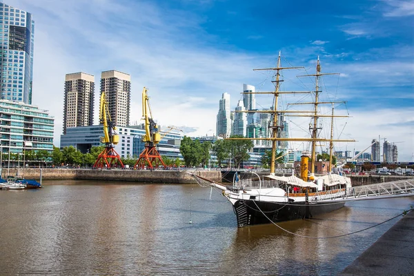 Buenos Aires Argentína December 2018 Csónakok Puerto Madero Kerületben Napos — Stock Fotó