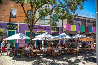 Buenos Aires Arjantin - 25 Aralık 2018: La Boca, Buenos Aires 'teki Caminito caddesinde bir kafe. Arjantin.