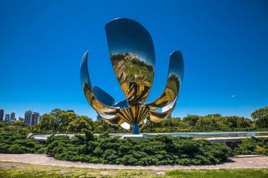 Buenos Aires Arjantin - 25 Aralık 2018: Buenos Aires 'te Arjantin Sağlık Bakanlığı' nın inşası üzerine Evita Peron portresi. Sanat Arjantinli sanatçı Marmo tarafından yapıldı. Arjantin.