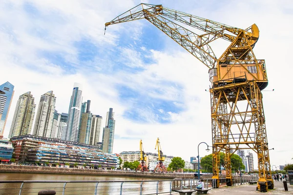 Buenos Aires Arjantin - 27 Aralık 2018: Arjantin 'in Buenos Aires şehrinde güneşli bir günde Puerto Madero bölgesinde turnalar.