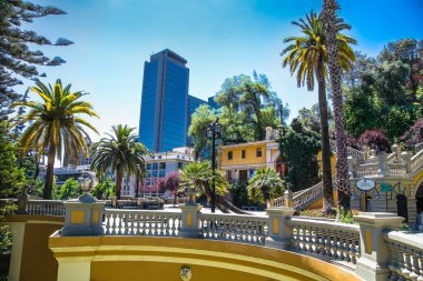 Santiego, Şili - 28 Aralık 2018: Santiago de Şili şehir merkezinde, şehrin ana caddesi Alameda 'nın yanındaki Cerro de Santa Lucia' daki Anıtsal Neptün Çeşmesi. Şili.