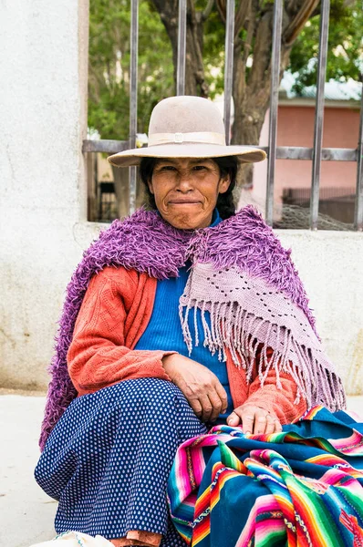 ボリビアのウユニ 2018年12月 ボリビアのウユニ村の伝統衣装を着た正体不明の女性 — ストック写真