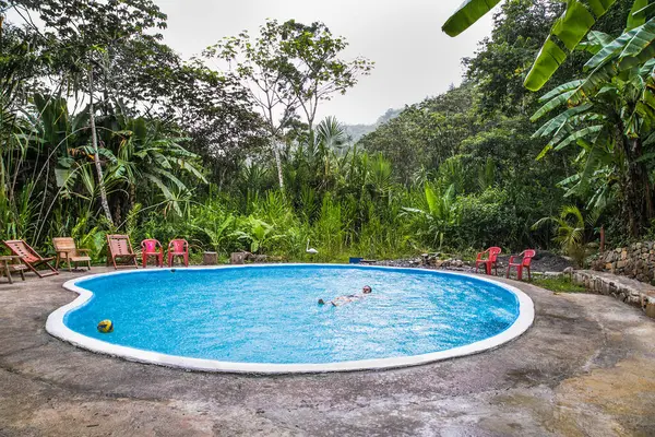 YOLOSA, BOLIVIA: 29 Nisan 2015: Bolivya 'daki Dünyanın En Tehlikeli Yolu' nun soyundan gelenler.