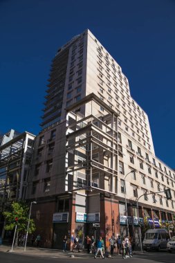 Santiago, Şili - 28 Aralık 2018: İnsanlar Santiago, Şili 'nin merkezinden yaya geçidini geçiyor.