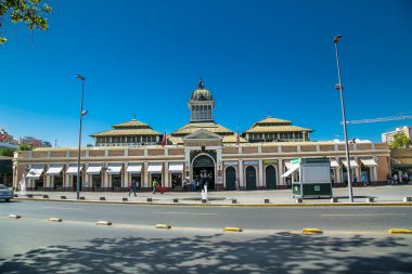 Santiago, Şili - 28 Aralık 2018: Santiago de Şili 'de ünlü bir gıda ve içecek pazarı olan Mercado Central' da panoramik manzara.