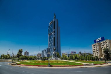 Santiago, Şili - 29 Aralık 2018: Şili 'nin merkezinde Plaza Baquedano.