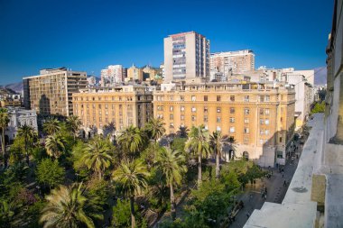 Santiago, Chile- 29 Aralık 2018: Pazar öğleden sonra Şili 'nin ana meydanı olan Plaza de Armas' a bakın..