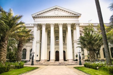 Santiago, Chile- 29 Aralık 2018 Santiago de Şili 'deki Armas Meydanı' nda bina. Santiago de Chile, Şili 'nin başkenti ve en büyük şehri.