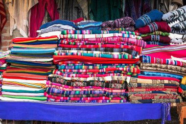 Uyuni, Bolivya 'nın ana caddesinde geleneksel el sanatları.