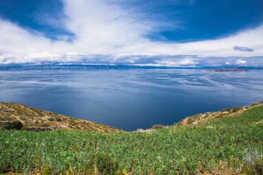 Titicaca Gölü, Bolivya 'daki Isla del Sol Adası' ndan panoramik manzara. Güney Amerika.