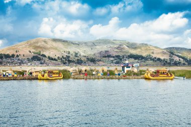 Uros, Peru - 5 Ocak 2019. Güney Amerika, Peru, Puno 'daki Titicaca gölünde yüzen Uros adaları.