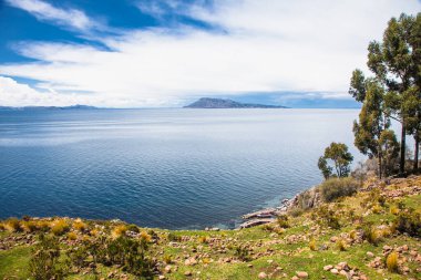 Peru, Titicaca Gölü 'ndeki Taquile Adası' ndan panoramik manzara. Güney Amerika.