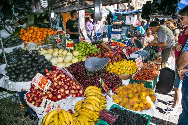 智利圣地亚哥 2018年12月28日 在智利首都圣地亚哥历史性的梅卡多中心销售新鲜水果和蔬菜 — 图库照片