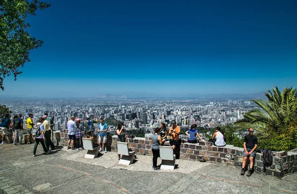 Santiago Chile Grudnia 2018 Ludzie Anoramicznym Widokiem Wzgórze Cerro San — Zdjęcie stockowe