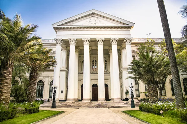 Santiago, Chile- 29 Aralık 2018 Santiago de Şili 'deki Armas Meydanı' nda bina. Santiago de Chile, Şili 'nin başkenti ve en büyük şehri.