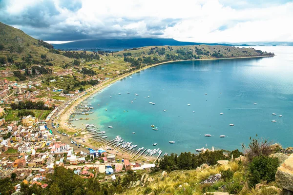 Calvario Dağı Nın Zirvesinden 3966 Titicaca Gölü Ndeki Copacabana Körfezi — Stok fotoğraf