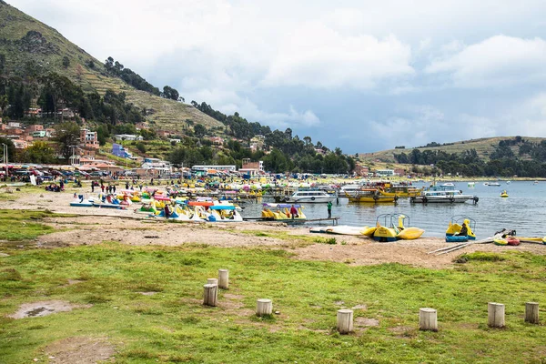 Copacabana, Bolivya-4 Ocak 2019: Bolivya 'daki Titicaca Gölü' nün bir körfezindeki Copacabana küçük turistik kasabasının limanında turist botları