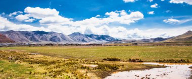 Puno ve Cosco, Peru arasındaki yolda çok güzel manzaralar var. Güney Amerika. 