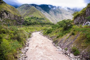 Machu Picchu (Peru) yakınlarındaki Urubamba nehri Peru 'daki And Dağları' nı Cusco ve Machu Picchu arasında takip eder. Peru. Güney Amerika. 