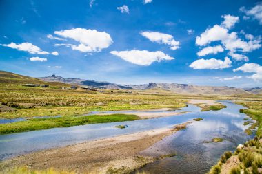 Puno ve Cosco, Peru arasındaki yolda çok güzel manzaralar var. Güney Amerika. 