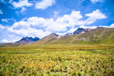 Puno ve Cosco, Peru arasındaki yolda çok güzel manzaralar var. Güney Amerika. 