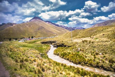 Puno ve Cosco, Peru arasındaki yolda çok güzel manzaralar var. Güney Amerika. 