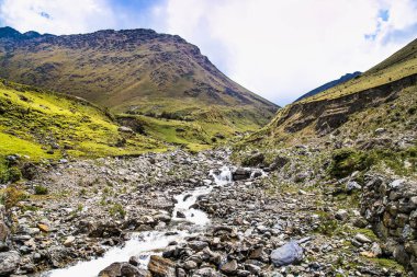 Peru 'nun antik Machu Picchu şehrine giden Perulu güzeller. Güney Amerika.