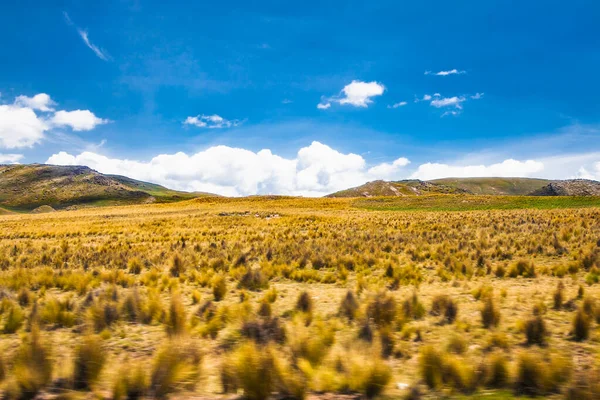 Puno ve Cosco, Peru arasındaki yolda çok güzel manzaralar var. Güney Amerika. 