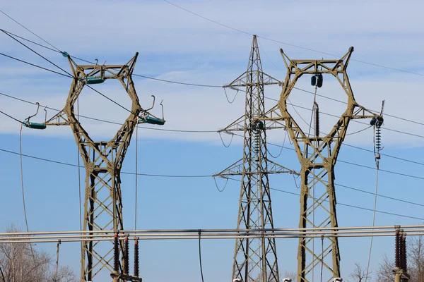 Электрический столб над голубым небом — стоковое фото