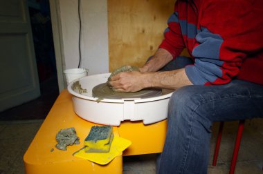 Seramik iş yapan erkek