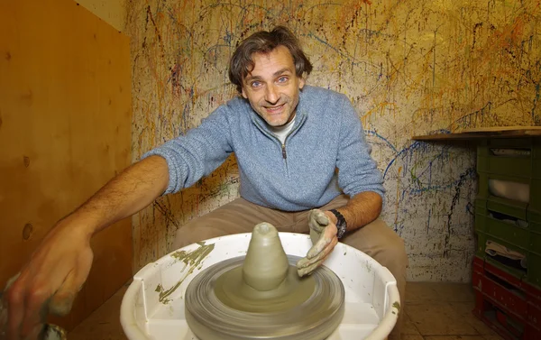 Lycklig man keramik arbete — Stockfoto